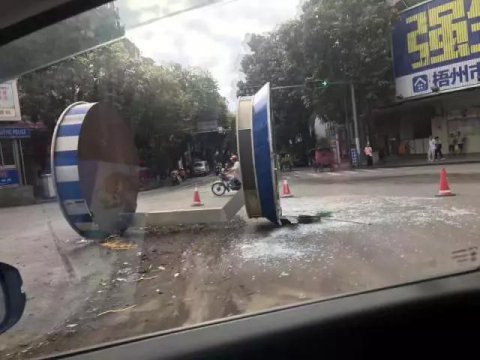 交通崗?fù)ぁ皺M躺”馬路上，究竟怎么回事？