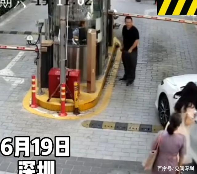 又是油門(mén)當(dāng)剎車(chē)，深圳女司機(jī)剛啟動(dòng)就撞翻崗?fù)?，女保安員骨折受傷