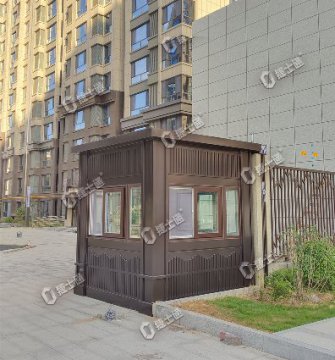 新款方形保安崗亭到貨現(xiàn)場