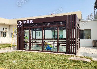 捷士通設計和生產(chǎn)的吸煙亭適用于工廠內(nèi)部，為員工提供一個方便的吸煙場所