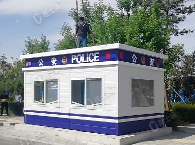 捷士通生產(chǎn)的公園治安崗亭是專為繁華公園設計的，旨在提供一個安全、便捷的